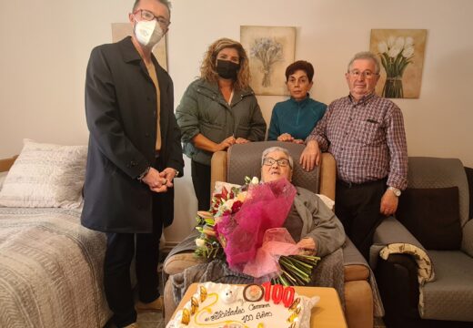 A alcaldesa visitou esta mañá a Carmen Díaz Fernández, veciña de Sedes, con motivo do seu centenario